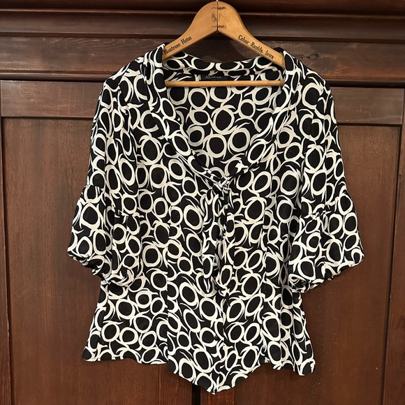 Anne Klein Tops - Women’s - 100% Silk - Button down shirt - Top - Blouse - Tie Neck